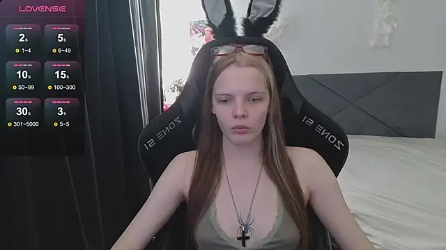 Snapshot of Luna_Navy chatting on September 30, 2025, 8:31 am Luna Navy online show from September 30, 2025, 8:31 am