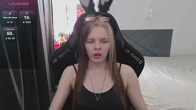 Snapshot of Luna_Navy chatting on September 29, 2025, 7:26 am Luna Navy online show from September 29, 2025, 7:26 am