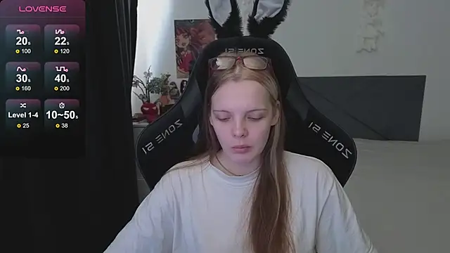 Snapshot of Luna_Navy chatting on October 3, 2025, 6:37 am Luna Navy online show from October 3, 2025, 6:37 am