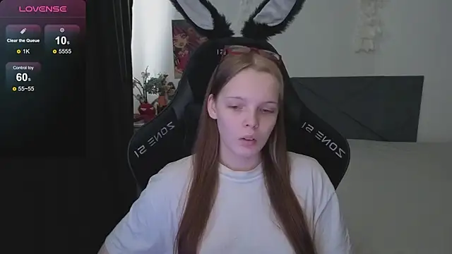 Snapshot of Luna_Navy chatting on October 4, 2025, 9:00 am Luna Navy online show from October 4, 2025, 9:00 am