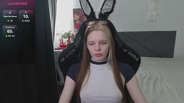 Snapshot of Luna_Navy chatting on October 5, 2025, 9:00 am Luna Navy online show from October 5, 2025, 9:00 am