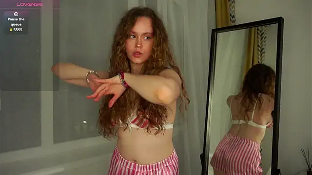 Snapshot of SusannaScholler chatting on September 21, 2025, 5:18 pm SusannaScholler online show from September 21, 2025, 5:18 pm