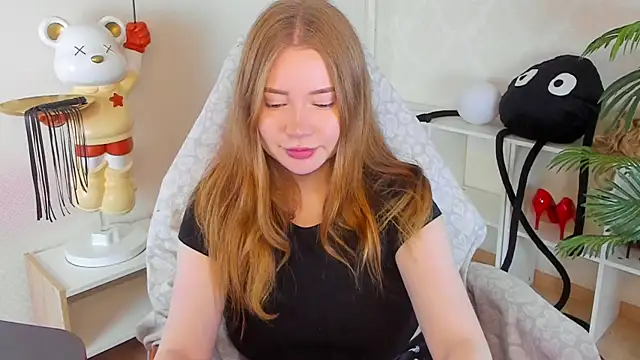 Snapshot of Lillie_Berry chatting on October 18, 2025, 4:47 am Lillie Berry online show from October 18, 2025, 4:47 am