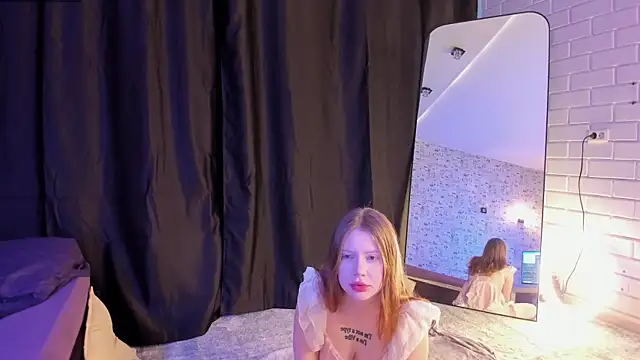 Snapshot of Lillie_Berry chatting on September 21, 2025, 4:39 am Lillie Berry online show from September 21, 2025, 4:39 am