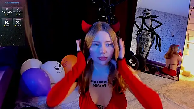 Snapshot of Lillie_Berry chatting on October 30, 2025, 4:44 am Lillie Berry online show from October 30, 2025, 4:44 am