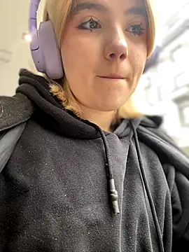 Snapshot of Cherry___Blossom chatting on October 13, 2025, 9:11 am Cherry   Blossom online show from October 13, 2025, 9:11 am