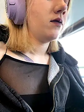 Snapshot of Cherry___Blossom chatting on October 17, 2025, 11:01 am Cherry   Blossom online show from October 17, 2025, 11:01 am