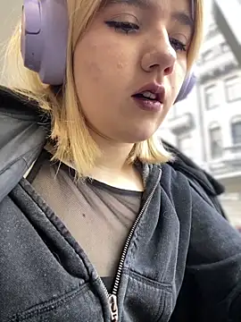 Snapshot of Cherry___Blossom chatting on October 18, 2025, 10:06 am Cherry   Blossom online show from October 18, 2025, 10:06 am