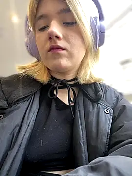 Snapshot of Cherry___Blossom chatting on October 12, 2025, 9:10 am Cherry   Blossom online show from October 12, 2025, 9:10 am