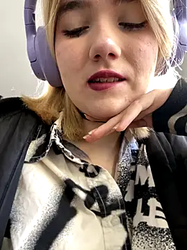 Snapshot of Cherry___Blossom chatting on October 8, 2025, 11:12 am Cherry   Blossom online show from October 8, 2025, 11:12 am