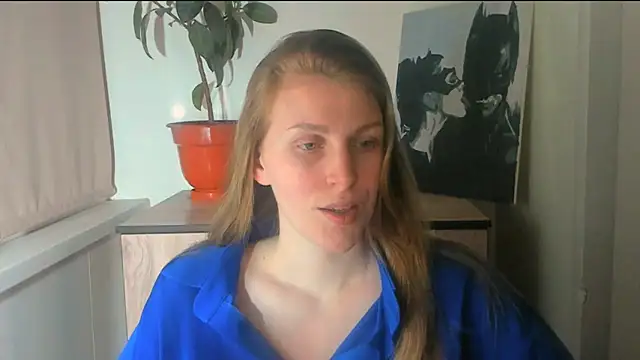 JuliaMuuun online show from April 5, 2026, 10:38 pm