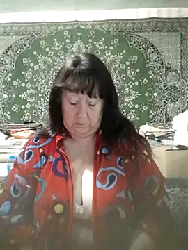 CrystalLime6411 online show from November 18, 2025, 4:27 am