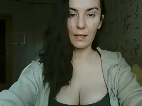 Snapshot of KatalinaQE chatting on October 3, 2025, 8:16 am KatalinaQE online show from October 3, 2025, 8:16 am