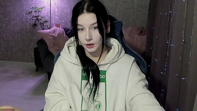 AlinaGreeeen online show from September 12, 2025, 6:46 am