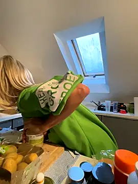 blondi2077 online show from October 9, 2025, 3:45 pm