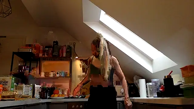 Snapshot of blondi2077 chatting on September 12, 2025, 1:22 pm blondi2077 online show from September 12, 2025, 1:22 pm
