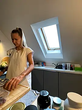 blondi2077 online show from October 27, 2025, 11:33 am