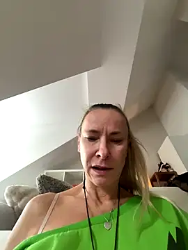 blondi2077 online show from November 10, 2025, 8:08 am