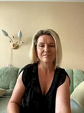 AliceSwan4011 online show from September 22, 2025, 2:34 pm