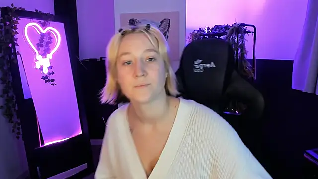 Snapshot of CinBellamy chatting on September 22, 2025, 5:24 am CinBellamy online show from September 22, 2025, 5:24 am