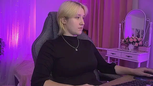 Snapshot of CinBellamy chatting on November 2, 2025, 6:29 am CinBellamy online show from November 2, 2025, 6:29 am