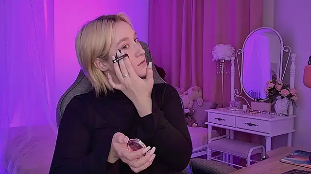 Snapshot of CinBellamy chatting on November 3, 2025, 3:56 am CinBellamy online show from November 3, 2025, 3:56 am