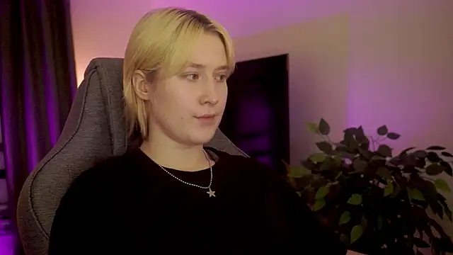 Snapshot of CinBellamy chatting on October 27, 2025, 3:51 am CinBellamy online show from October 27, 2025, 3:51 am