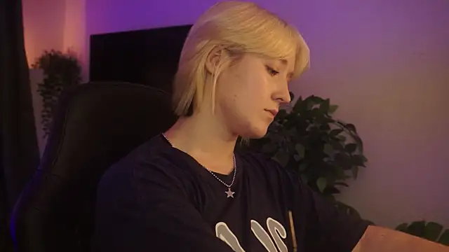 Snapshot of CinBellamy chatting on October 8, 2025, 5:53 am CinBellamy online show from October 8, 2025, 5:53 am