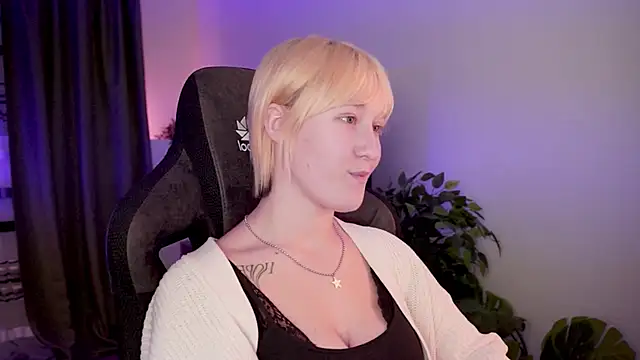 Snapshot of CinBellamy chatting on October 3, 2025, 6:26 am CinBellamy online show from October 3, 2025, 6:26 am