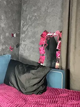 FavoriteKira online show from February 4, 2026, 7:42 pm