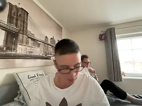 voluptuous-minx online show from February 15, 2026, 3:33 pm