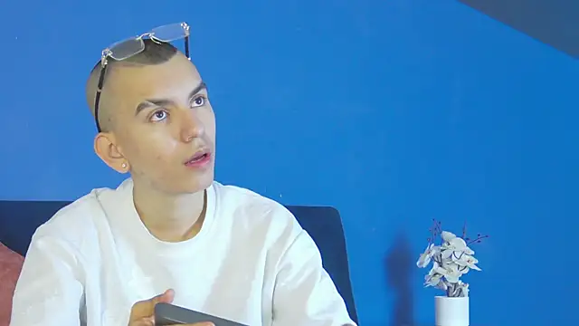 RowanCley online show from October 2, 2025, 12:52 pm