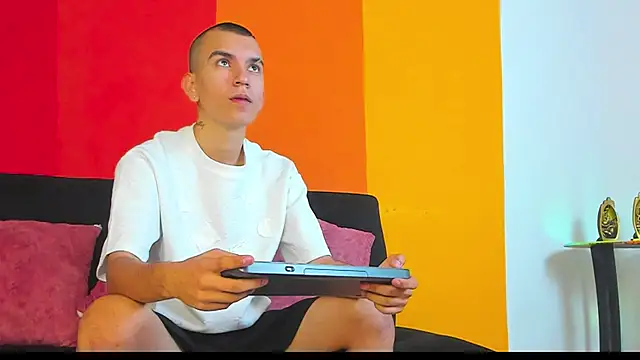 RowanCley online show from September 22, 2025, 12:00 pm