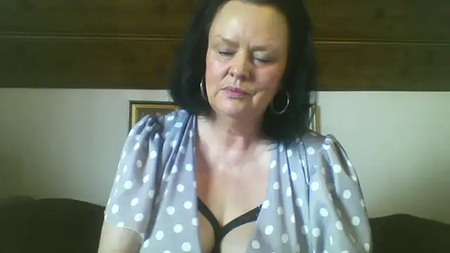 TiffanyMature online show from September 12, 2025, 2:06 pm