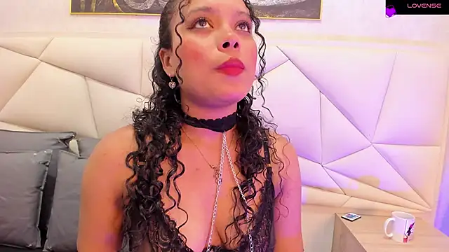 Snapshot of ValeriaJulio_ chatting on February 12, 2026, 12:10 am ValeriaJulio online show from February 12, 2026, 12:10 am