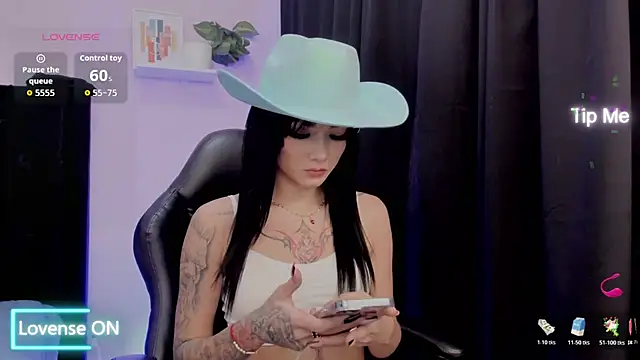 Snapshot of emmabridgerton chatting on October 25, 2025, 8:20 pm emmabridgerton online show from October 25, 2025, 8:20 pm