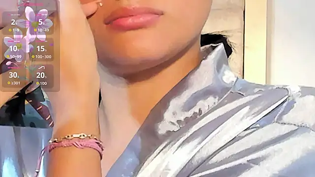 Snapshot of VioletHilton chatting on October 28, 2025, 6:40 pm VioletHilton online show from October 28, 2025, 6:40 pm