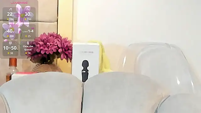 Snapshot of VioletHilton chatting on September 12, 2025, 8:19 pm VioletHilton online show from September 12, 2025, 8:19 pm