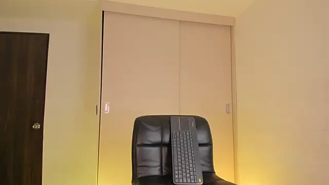 BabyMiaa   online show from October 25, 2025, 12:32 am