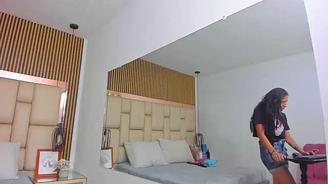 Snapshot of MiaCours chatting on October 25, 2025, 1:56 pm MiaCours online show from October 25, 2025, 1:56 pm