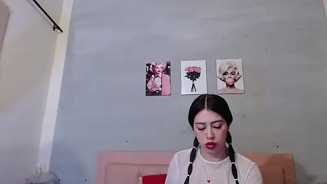 Olivia Spear online show from October 18, 2025, 12:18 pm