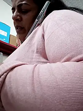 Mia-Glow online show from October 7, 2025, 2:07 pm