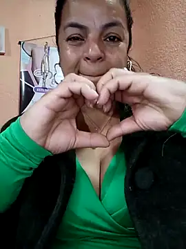 Snapshot of Mia-Glow chatting on February 3, 2026, 12:10 pm Mia-Glow online show from February 3, 2026, 12:10 pm