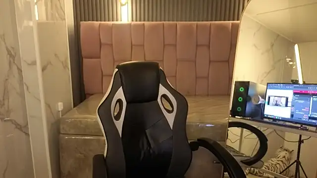 Snapshot of mia_millan_b chatting on October 24, 2025, 8:13 am mia millan b online show from October 24, 2025, 8:13 am