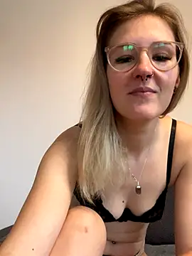 Snapshot of LauraLuxxx chatting on November 17, 2025, 8:18 am LauraLuxxx online show from November 17, 2025, 8:18 am