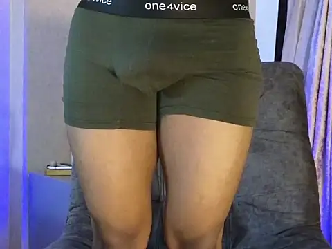 Snapshot of BenjaminCol_ chatting on September 13, 2025, 10:32 pm BenjaminCol  online show from September 13, 2025, 10:32 pm