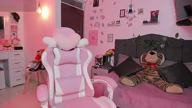 Snapshot of Fia__ chatting on October 1, 2025, 1:00 am Fia online show from October 1, 2025, 1:00 am