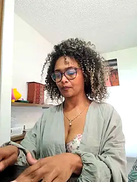 BiiancaEstradaa online show from April 3, 2026, 4:13 pm