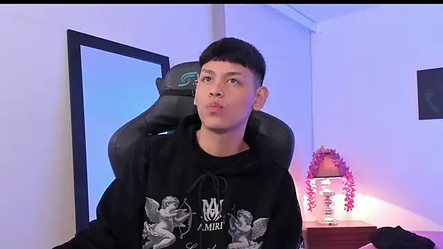 Snapshot of zeus_blaze chatting on September 20, 2025, 8:03 pm zeus blaze online show from September 20, 2025, 8:03 pm