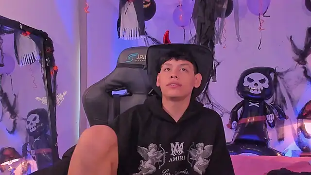 Snapshot of zeus_blaze chatting on October 25, 2025, 5:13 pm zeus blaze online show from October 25, 2025, 5:13 pm